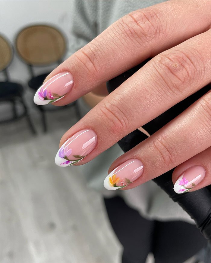 The nail tip incorporates a modified French style with DELICATE DAISY floral patterns. Multiple floral shapes and colors can be adopted based on matching and interests.